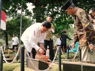 Yusril Ziarah ke Makam Natsir Jelang Ujian Doktor