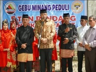 700 Kg Rendang Sumbar Dikirim untuk Korban Gempa NTT